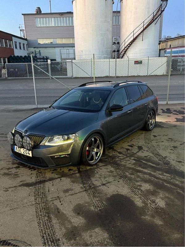 Grå Begagnad 2016 Skoda Octavia RS Kombi | 150 000 kr (Marknadspris) - Bild 1/2