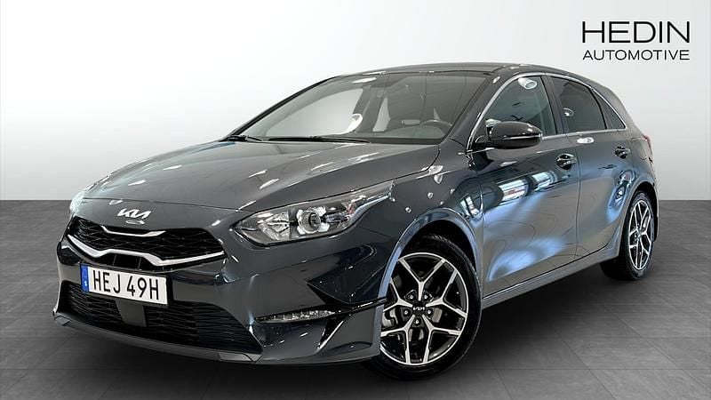 Grå (grey) Begagnad 2022 Kia Ceed Advance Halvkombi | 259 900 kr (Lite dyr) - Bild 1/4