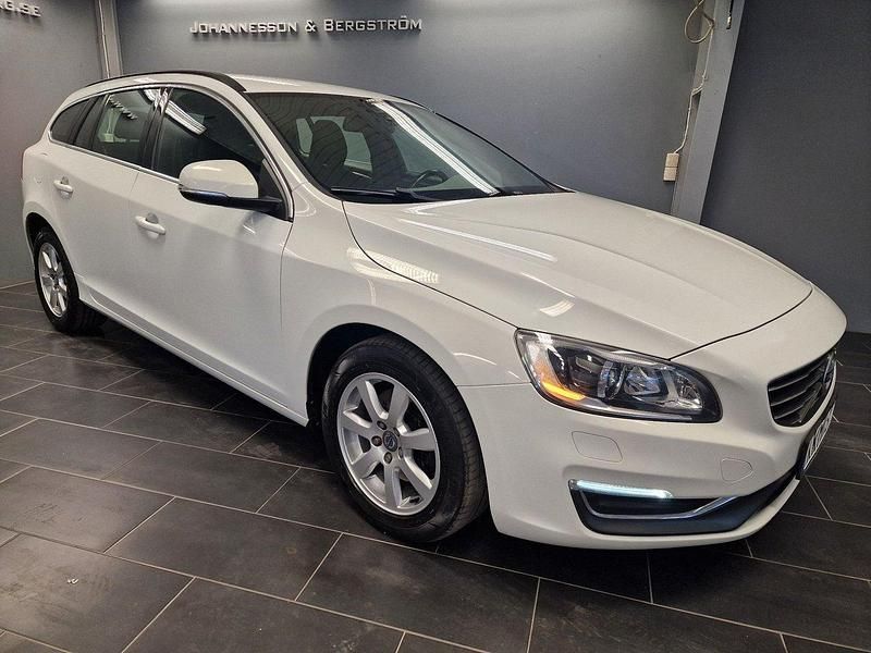 Vit Begagnad 2013 Volvo V60 Momentum Kombi | 127 500 kr (Lite dyr) - Bild 1/4