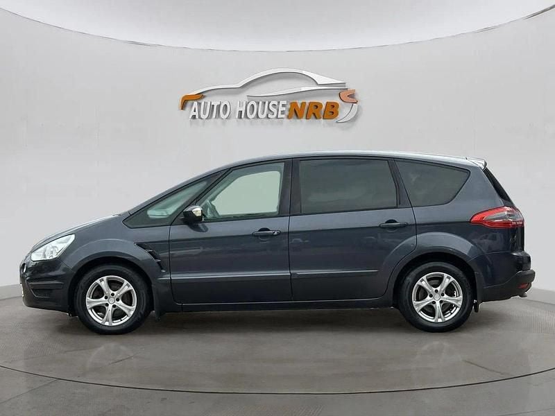 Grå Begagnad 2011 Ford S-MAX Trend Minibuss | 49 500 kr (Marknadspris) - Bild 1/4