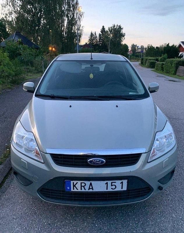Grå Begagnad 2010 Ford Focus Trend Kombi | 29 000 kr (Marknadspris) - Bild 1/4