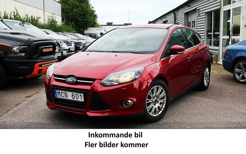Röd Begagnad 2012 Ford Focus Titanium Halvkombi | 78 900 kr (Lite dyr) - Bild 1/2