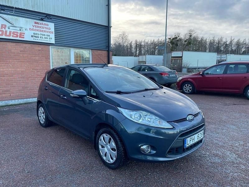 Begagnad Ford Fiesta Titanium 82 HK (60 kW) 2011 Grå Halvkombi