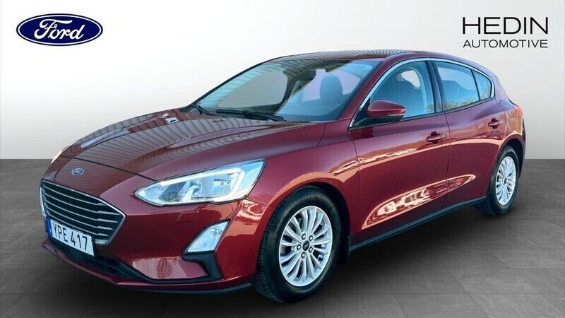 Röd (red) Begagnad 2018 Ford Focus Titanium Halvkombi | 139 000 kr (Lite dyr) - Bild 1/4