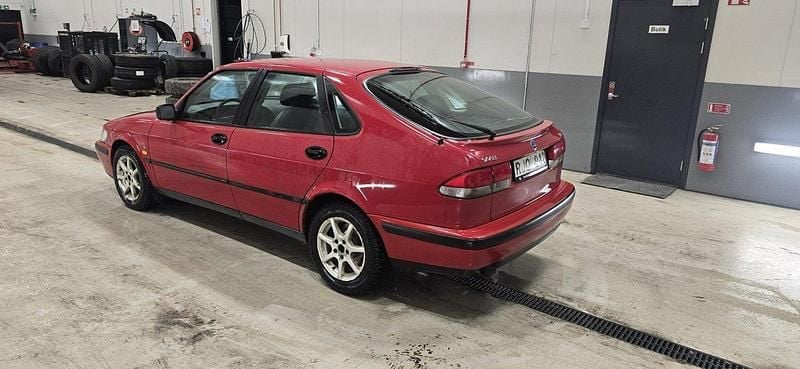 Röd Begagnad 2000 Saab 9-3 Halvkombi | 19 500 kr (Marknadspris) - Bild 1/4