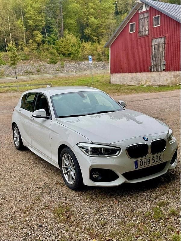 Vit Begagnad 2019 BMW 120 M Sport Halvkombi | 192 000 kr (Superpris) - Bild 1/4