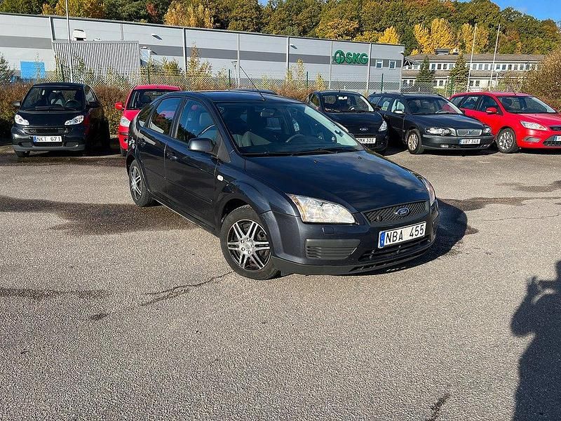 Grå Begagnad 2007 Ford Focus Halvkombi | 24 900 kr (Marknadspris) - Bild 1/4