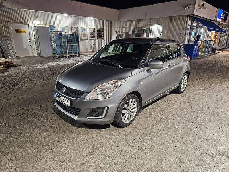 Mörkgrå Begagnad 2014 Suzuki Swift Halvkombi | 48 500 kr (Marknadspris) - Bild 1/4
