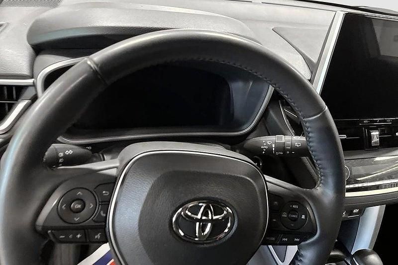 Begagnad Toyota Corolla Cross Style 200 HK (147 kW) 2023 Grön SUV