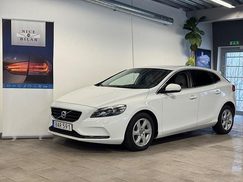 Begagnad Volvo V40 Momentum 190 HK (139 kW) 2014 Vit Halvkombi