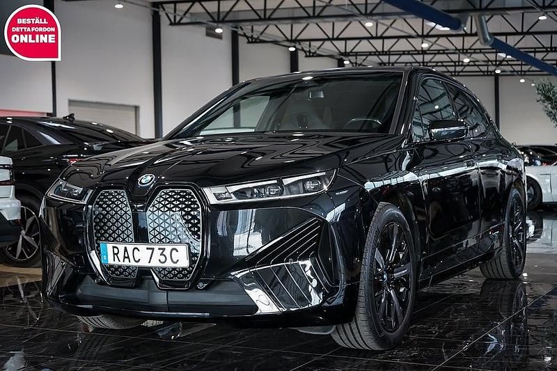 Svart Begagnad 2022 BMW iX Sport Line SUV | 619 500 kr (Superpris) - Bild 1/4