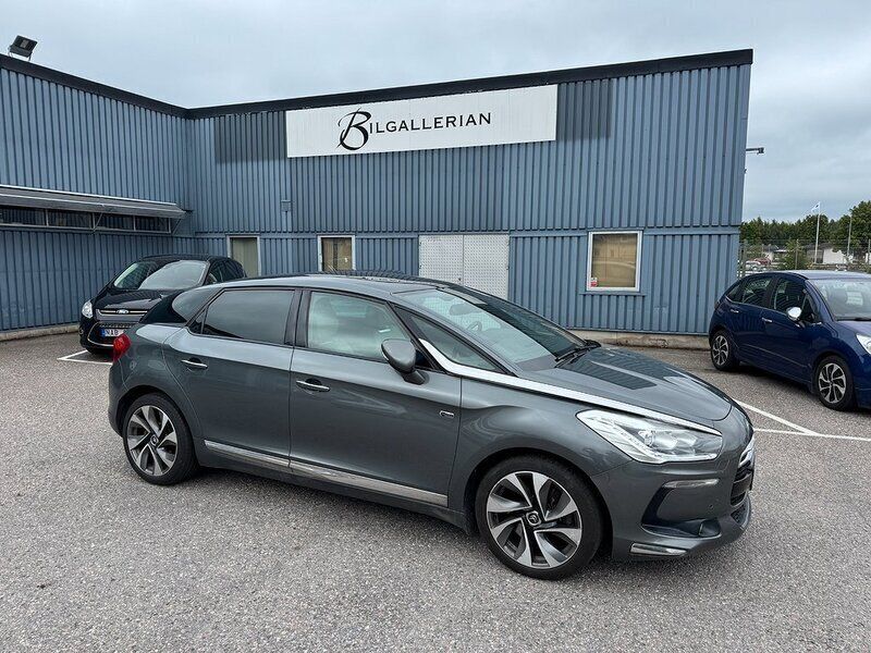 Grå Begagnad 2013 Citroën DS5 Halvkombi | 139 000 kr - Bild 1/4