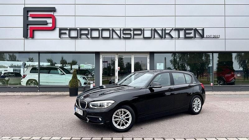 Svart Begagnad 2015 BMW 116 Advantage Halvkombi | 129 000 kr (Marknadspris) - Bild 1/4