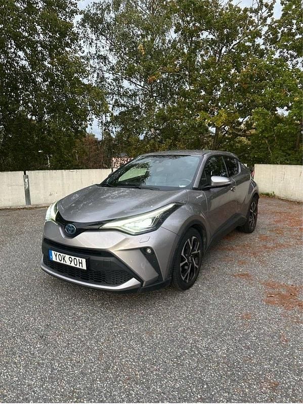 Grå Begagnad 2021 Toyota C-HR+ Edition SUV | 160 000 kr (Bra pris) - Bild 1/4