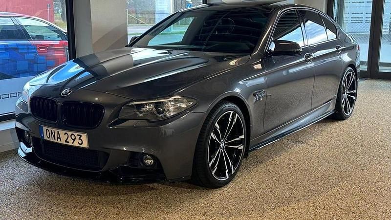 Grå Begagnad 2016 BMW 530 M Sport Sedan | 249 900 kr (Dyr) - Bild 1/4