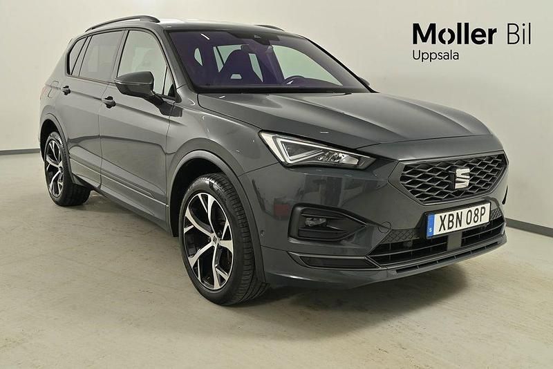 Grå (dolphin grey metallic) Begagnad 2022 Seat Tarraco 4Drive SUV | 369 900 kr (Marknadspris) - Bild 1/4