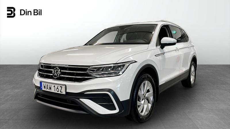 Vit (pure white) Begagnad 2023 VW Tiguan Allspace Life SUV | 359 900 kr (Marknadspris) - Bild 1/4