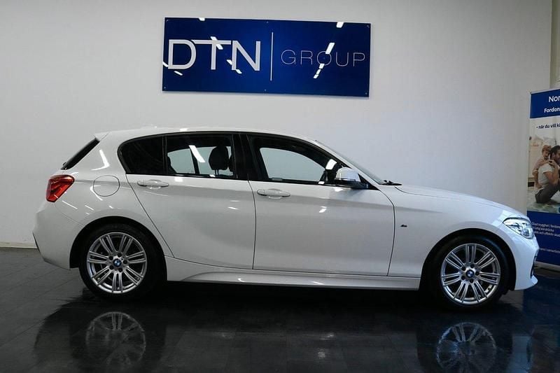 Begagnad 2017 BMW 118 M Sport Halvkombi | 164 500 kr (Marknadspris) - Bild 1/4