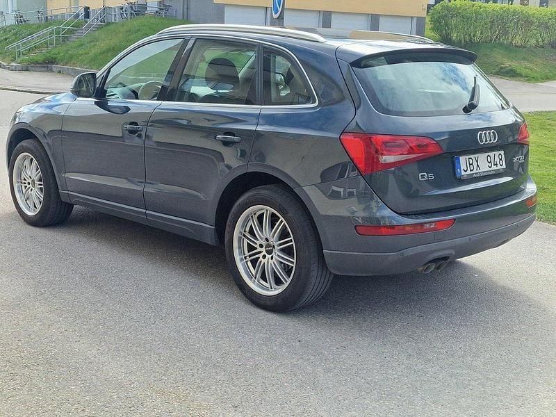 Grå Begagnad 2010 Audi Q5 SUV | 64 900 kr (Dyr) - Bild 1/4