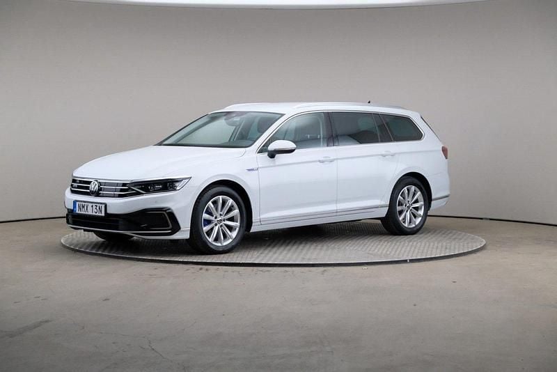 Vit Begagnad 2022 VW Passat Executive Kombi | 285 000 kr (Bra pris) - Bild 1/4