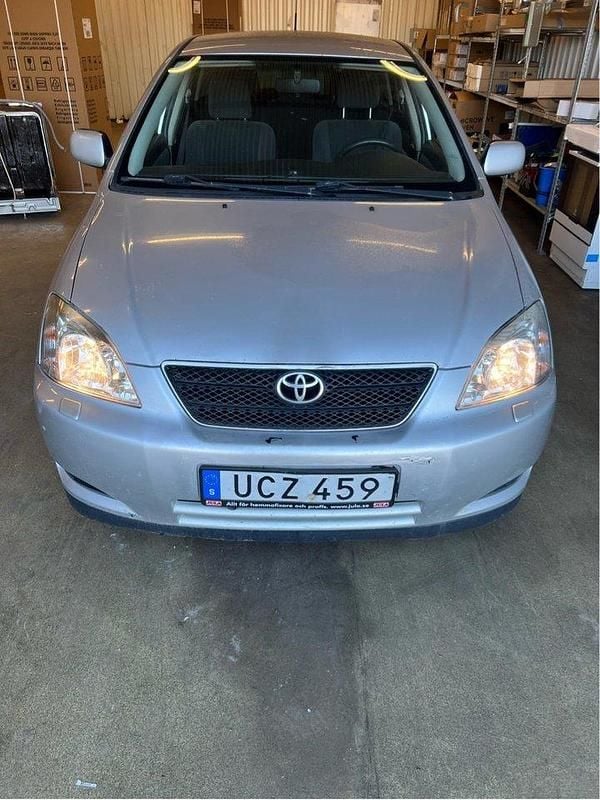 Silver Begagnad 2003 Toyota Corolla Halvkombi | 23 000 kr (Marknadspris) - Bild 1/4