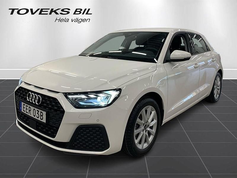 Vit (cortinavit) Begagnad 2024 Audi A1 Sportback Proline Halvkombi | 224 900 kr (Marknadspris) - Bild 1/4
