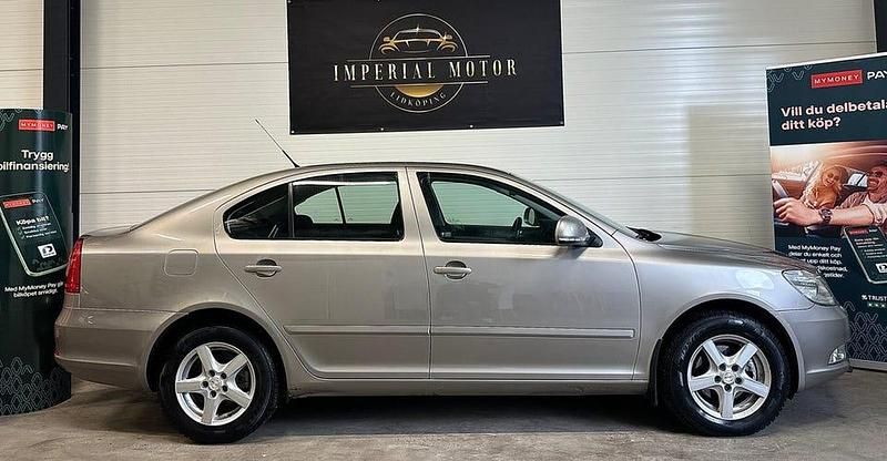 Brun Begagnad 2010 Skoda Octavia Elegance Halvkombi | 57 500 kr (Marknadspris) - Bild 1/4