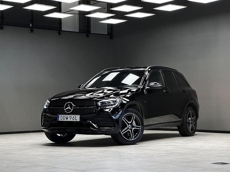 Svart Begagnad 2021 Mercedes GLC300e AMG SUV | 339 900 kr (Marknadspris) - Bild 1/3