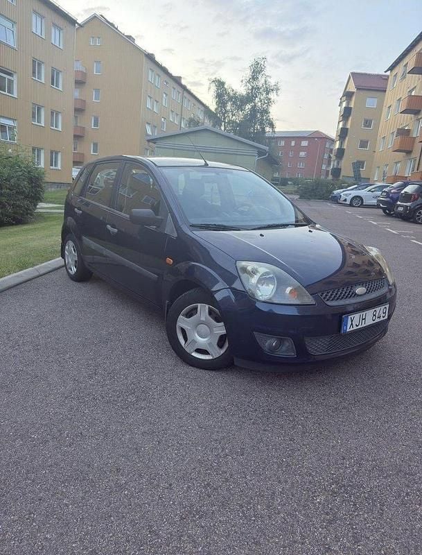Blå Begagnad 2006 Ford Fiesta Halvkombi | 14 500 kr (Marknadspris) - Bild 1/4