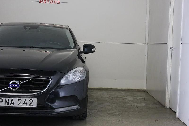 Begagnad Volvo V40 114 HK (83 kW) 2014 Svart Halvkombi
