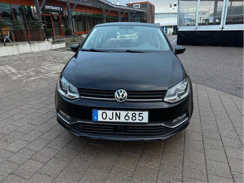 Svart Begagnad 2017 VW Polo Halvkombi | 89 000 kr (Bra pris) - Bild 1/4