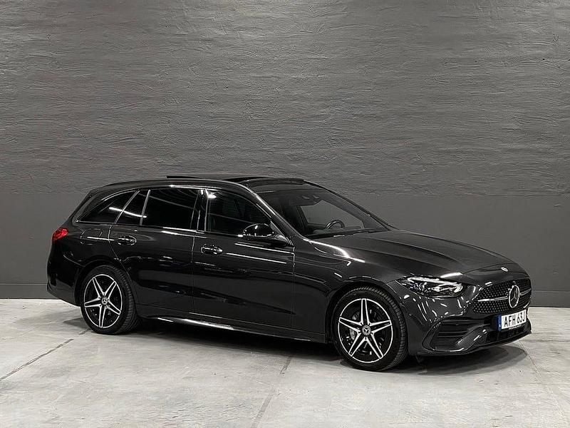 Grå Begagnad 2022 Mercedes C300 AMG line Kombi | 459 900 kr - Bild 1/4