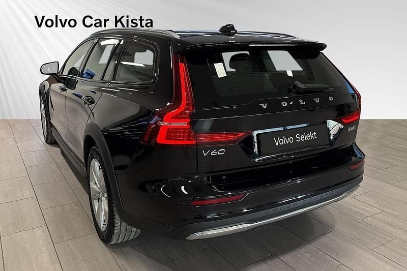 Begagnad Volvo V60 CC Core 200 HK (147 kW) 2023 Svart Kombi