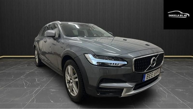 Grå Begagnad 2018 Volvo V90 CC Momentum Kombi | 259 900 kr (Marknadspris) - Bild 1/4