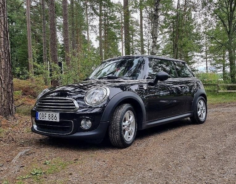 Svart Begagnad 2014 Mini ONE Halvkombi | 70 000 kr (Marknadspris) - Bild 1/4