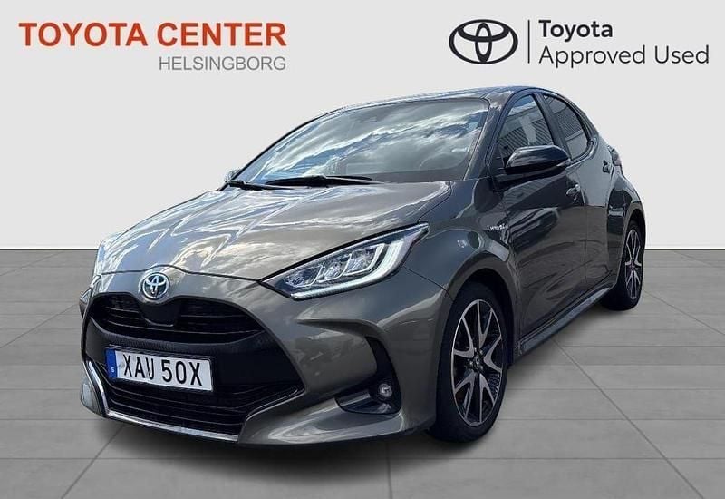 Grön Begagnad 2021 Toyota Yaris Hybrid Style Halvkombi | 219 900 kr (Marknadspris) - Bild 1/4