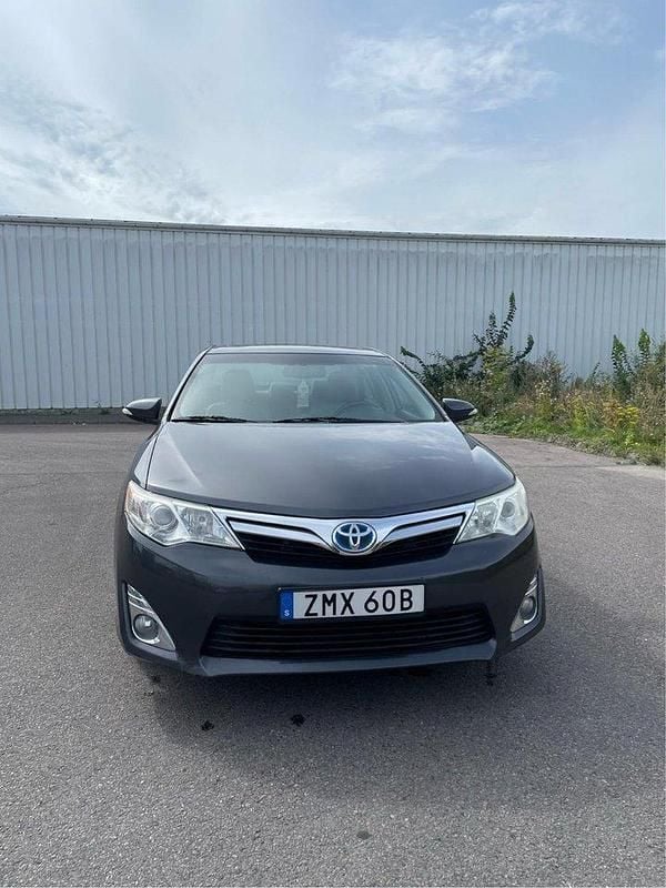 Grå Begagnad 2012 Toyota Camry Hybrid Sedan | 130 000 kr - Bild 1/4