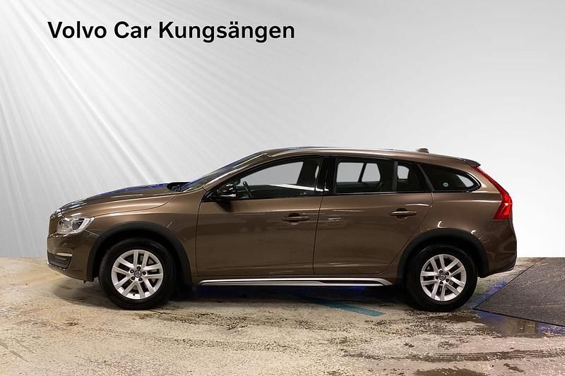 Begagnad Volvo V60 CC Momentum 192 HK (141 kW) 2015 Brun Kombi