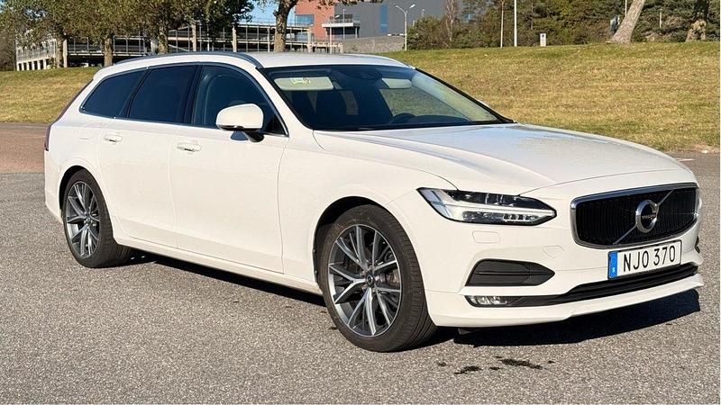 Vit Begagnad 2017 Volvo V90 Momentum Kombi | 199 000 kr (Bra pris) - Bild 1/4