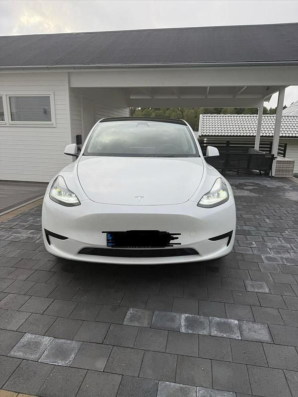 Begagnad 2024 Tesla Model Y Standard Range SUV | 367 000 kr (Superpris) - Bild 1/1