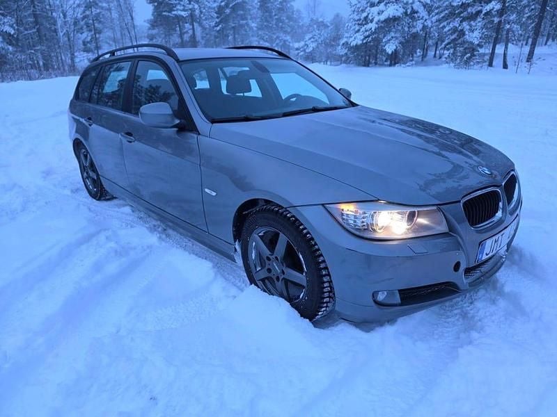 Begagnad 2009 BMW 318 Kombi | 42 900 kr (Marknadspris) - Bild 1/4