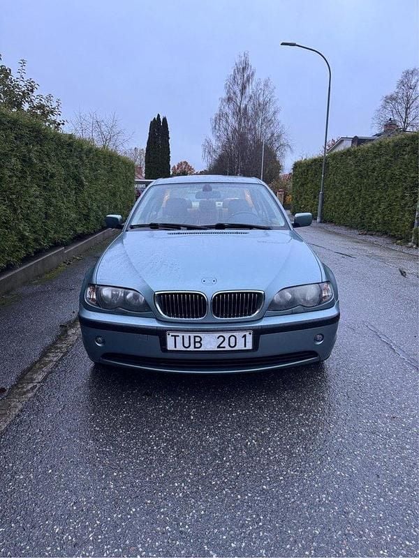 Grön Begagnad 2003 BMW 320 Sedan | 34 900 kr (Bra pris) - Bild 1/4