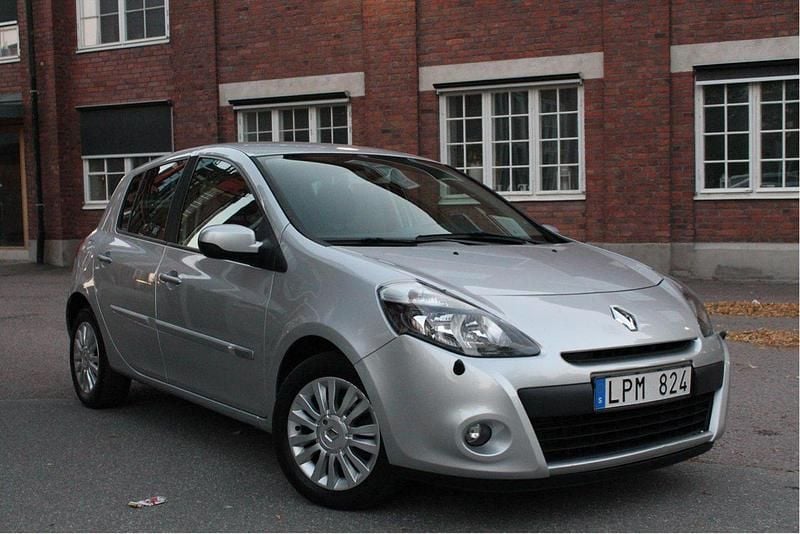 Silver Begagnad 2011 Renault Clio II Halvkombi | 44 900 kr (Marknadspris) - Bild 1/4