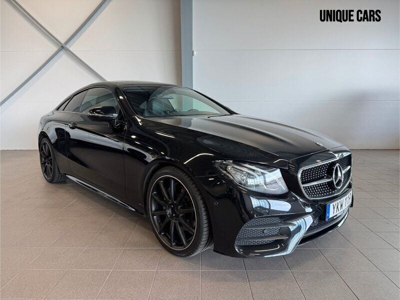 Svart Begagnad 2017 Mercedes E200 AMG line Sportkupé | 319 900 kr (Marknadspris) - Bild 1/4