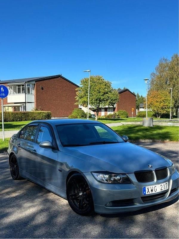 Grå Begagnad 2006 BMW 320 Sedan | 52 000 kr (Superpris) - Bild 1/4