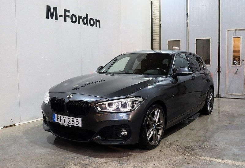 Grå (mineralgrå metallic) Begagnad 2017 BMW 118 M Sport Halvkombi | 199 900 kr (Marknadspris) - Bild 1/4