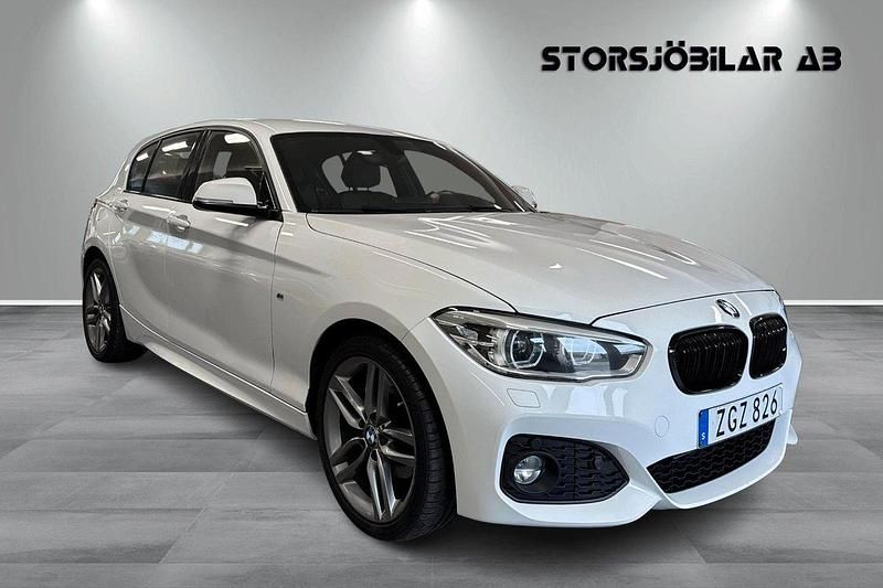 Vit Begagnad 2018 BMW 120 M Sport Halvkombi | 239 000 kr (Marknadspris) - Bild 1/4