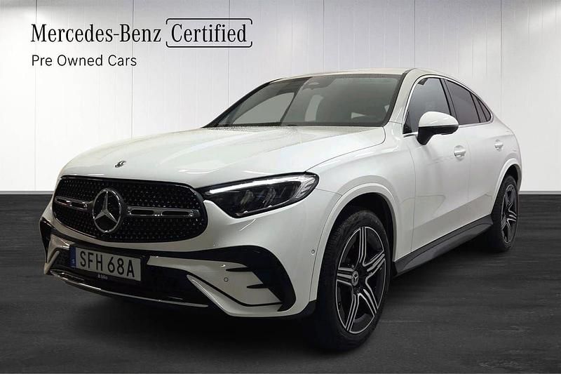 Vit Begagnad 2024 Mercedes GLC300e AMG line Sportkupé | 759 900 kr (Superpris) - Bild 1/4