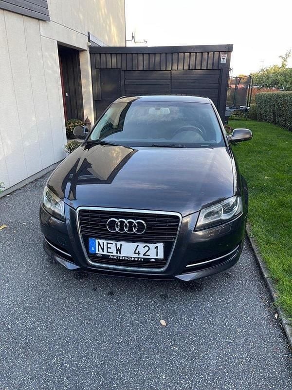Grå Begagnad 2013 Audi A3 Sportback Attraction Halvkombi | 87 000 kr (Superpris) - Bild 1/4