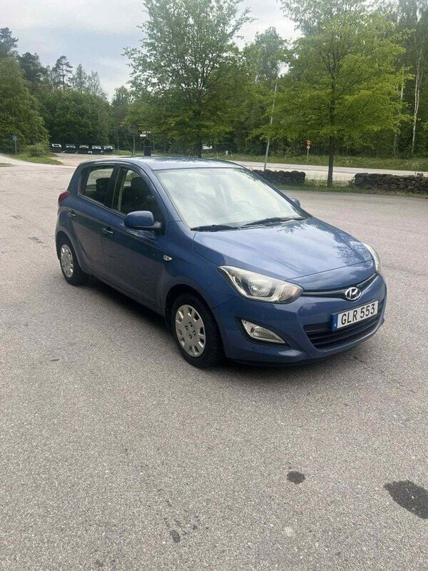 Blå Begagnad 2015 Hyundai i20 Select Halvkombi | 69 000 kr (Superpris) - Bild 1/4